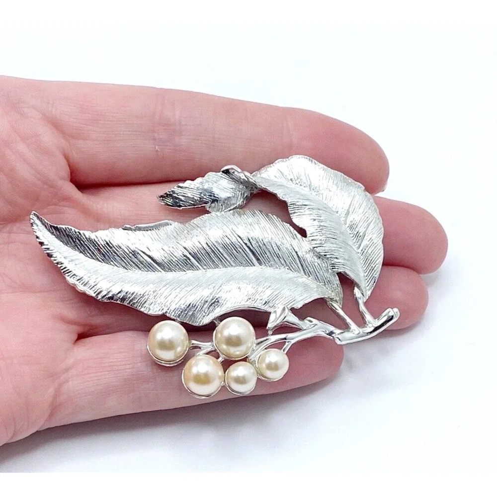 Vintage Sarah Coventry Large Silver Tone Flowing Leaf Brooch Faux Pearl Berries - Picture 1 of 5